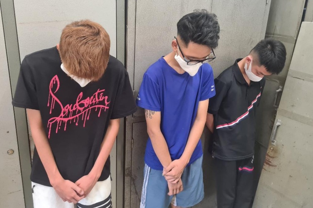 Nhom thanh thieu nien duoi danh doi thu vao tan khu nghia trang hinh anh