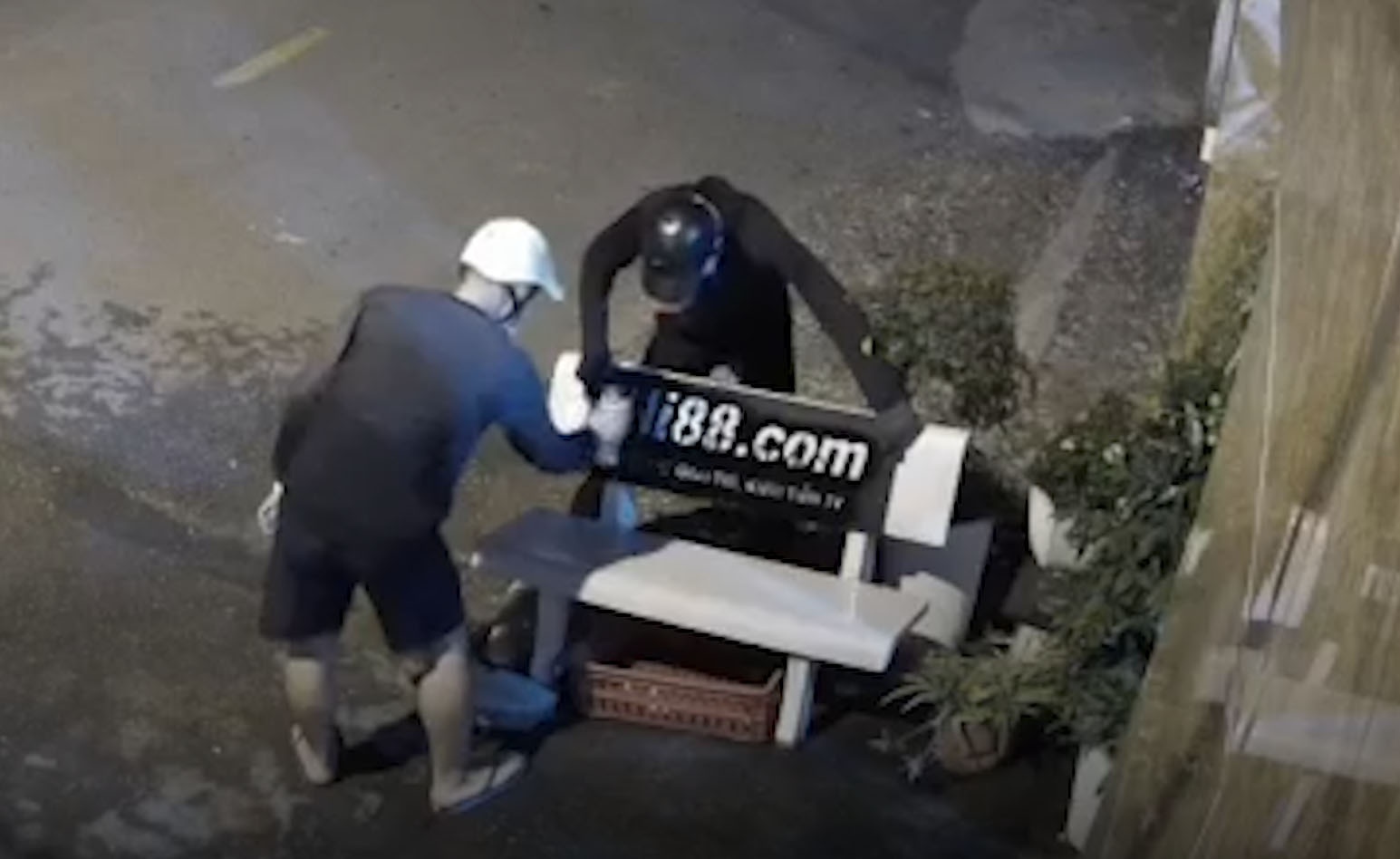 Camera ghi canh 2 thanh nien xit son quang cao web ca do hinh anh