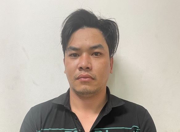 Bat giu nghi pham giat balo khien co gai nga xuong duong o TP.HCM hinh anh