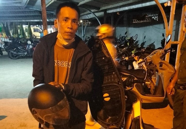 Thợ xây ăn trộm ảnh 1 Tho xay an trom anh 1