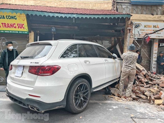 Xe Mecerdes dam do tuong anh 1