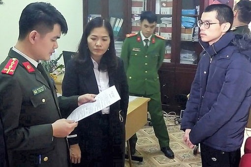 Khoi to can bo ngan hang chiem doat tien cua khach hinh anh