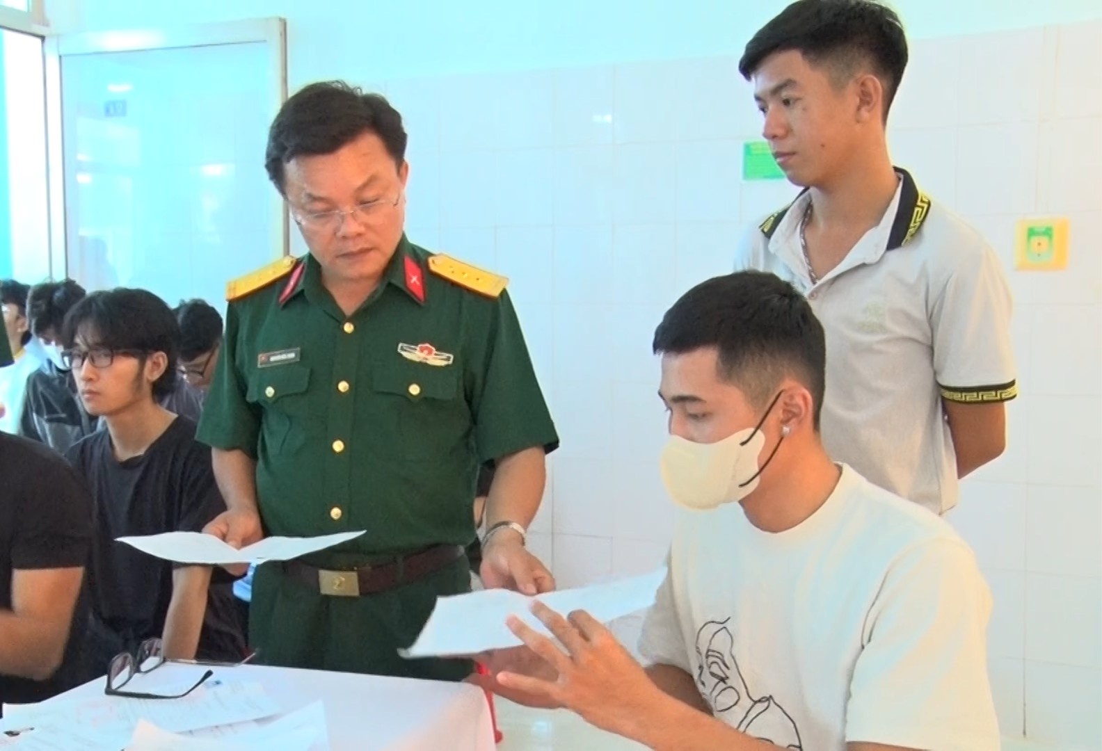 Binh Duong kham suc khoe cho 680 thanh nien tham gia nghia vu quan su hinh anh