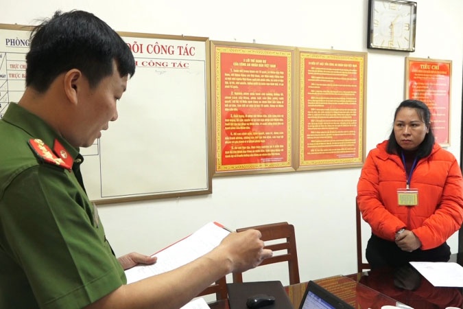 Dua nhieu nguoi vao trong bang chieu mua dat chung de chiem doat tien hinh anh
