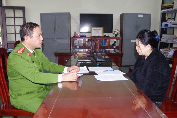 Nguoi phu nu tham gia duong day lua dao chiem doat 1,5 ty dong hinh anh