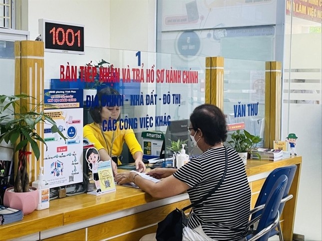 Ha Noi sap nhap hang loat xa, phuong: Cong chuc doi du lam gi? hinh anh