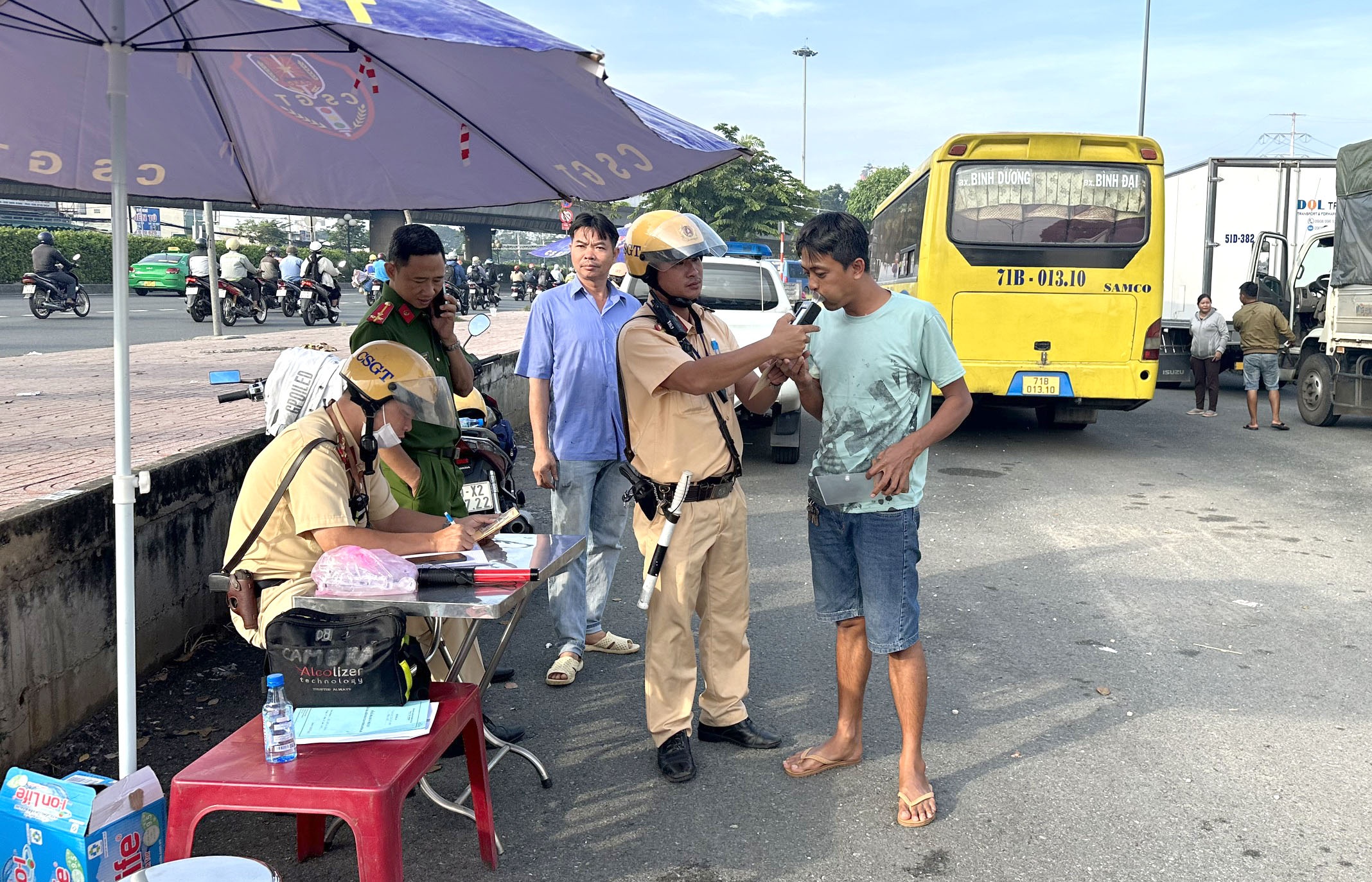 10 ngay, CSGT TP.HCM phat hien hon 1.600 tai xe vi pham nong do con hinh anh