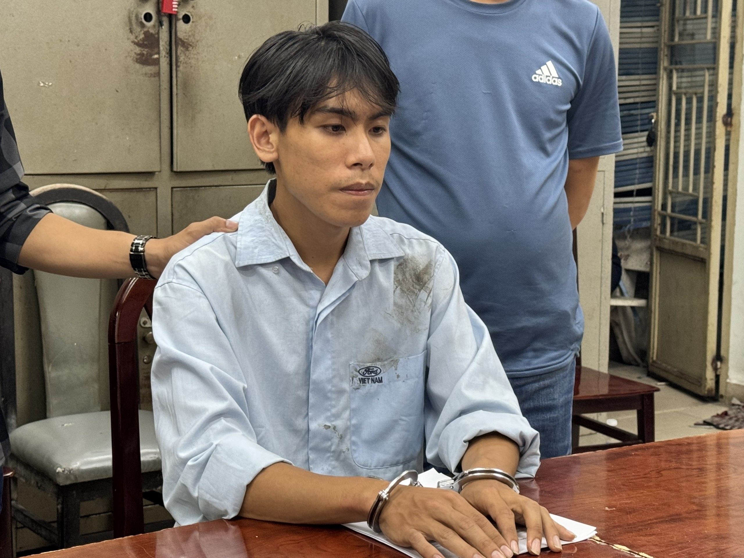 Nghi pham dung sung nhua cuop tiem vang o TP.HCM sa luoi hinh anh