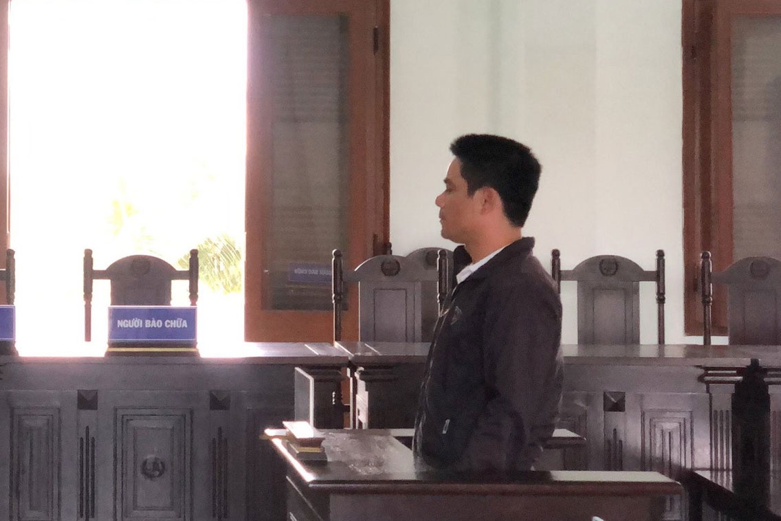 Lua ban dat cua nguoi khac roi chiem doat tien dat coc hinh anh