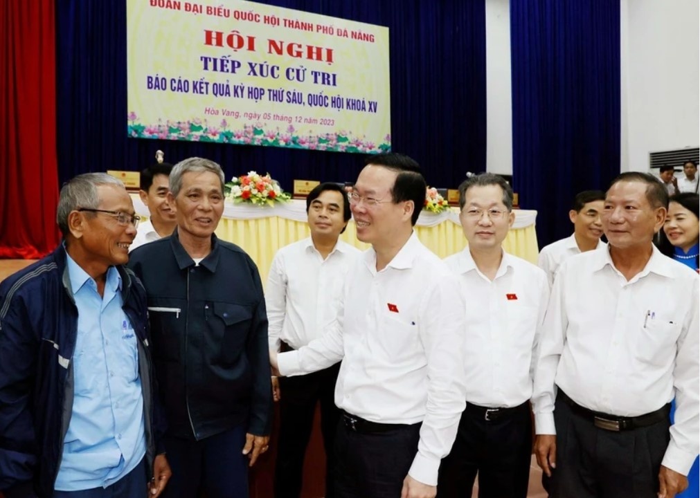 Chu tich nuoc Vo Van Thuong tiep xuc cu tri thanh pho Da Nang hinh anh