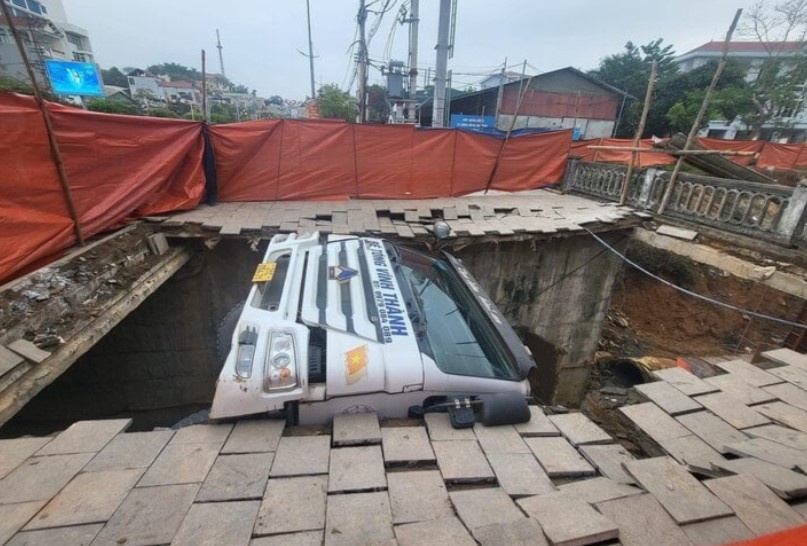 Sap hanh lang cau, xe tai lot xuong ho sau hinh anh