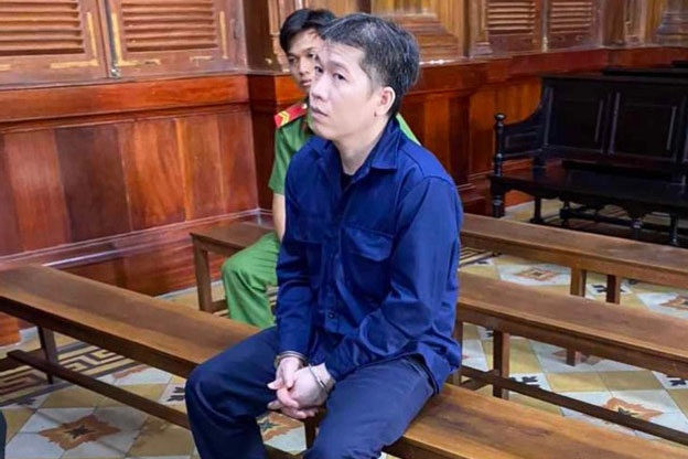Lua dao hang tram nguoi de lay tien ca do bong da hinh anh