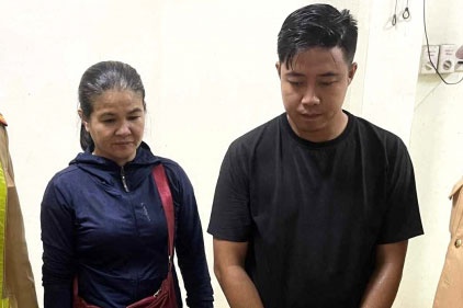 Bat giu vu van chuyen trai phep hon 150.000 USD tren xe khach hinh anh