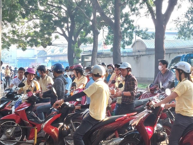 Cong nhan mong duoc ve que don Tet hinh anh