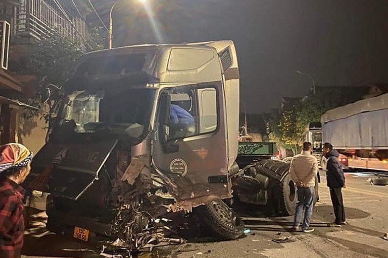 Oto 5 cho tong lien hoan 2 xe dau keo o Quang Ninh hinh anh