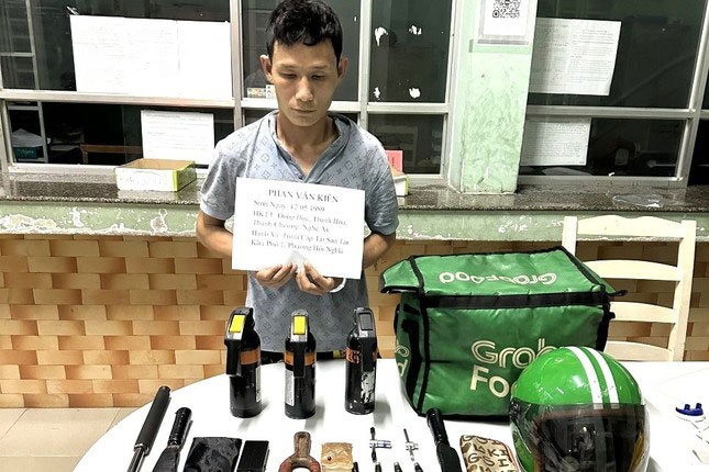 Vay bat ten trom xit hoi cay vao canh sat hinh anh