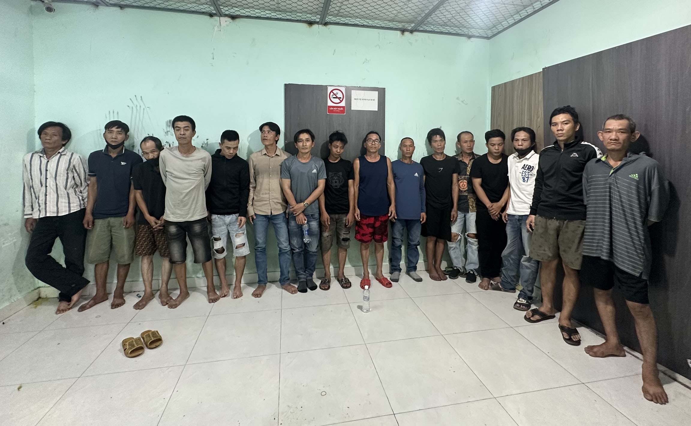 TP.HCM bat them 18 con nghien trong khu vuc nghia trang Binh Hung Hoa hinh anh