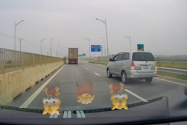 Tuoc bang lai cua tai xe lui xe tren cao toc hinh anh