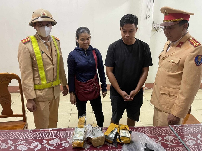 Ngoai te tri gia gan 4 ty dong duoc giau duoi ghe tai xe xe khach hinh anh