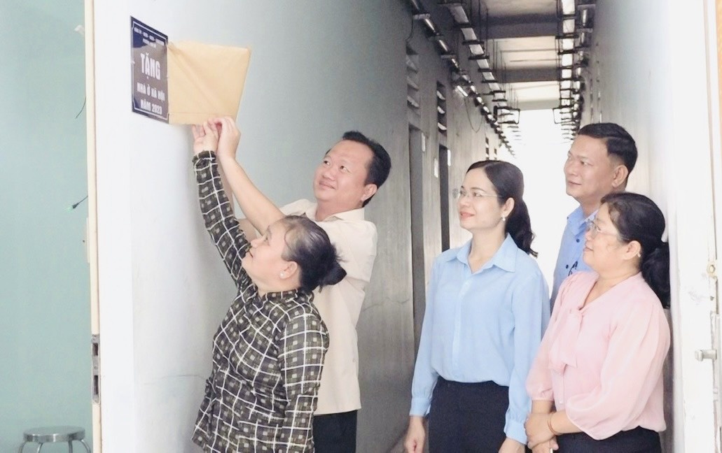 Binh Duong trao tang nha o xa hoi cho gia dinh kho khan hinh anh