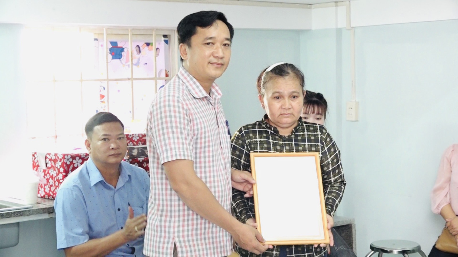 Binh Duong trao tang nha anh 1