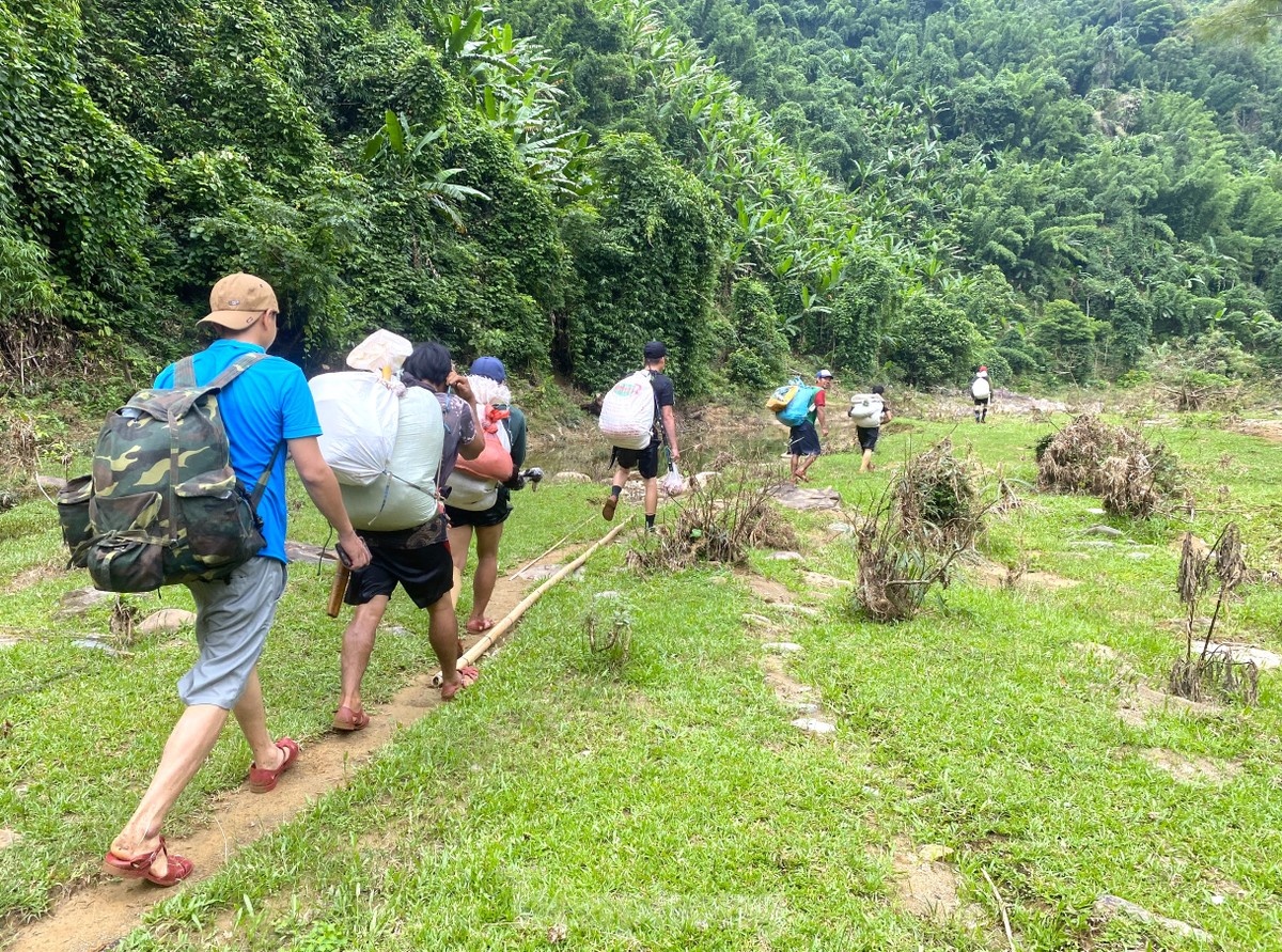 Theo chan 'doi dac nhiem' len loi vao vuon quoc gia bao ve rung hinh anh