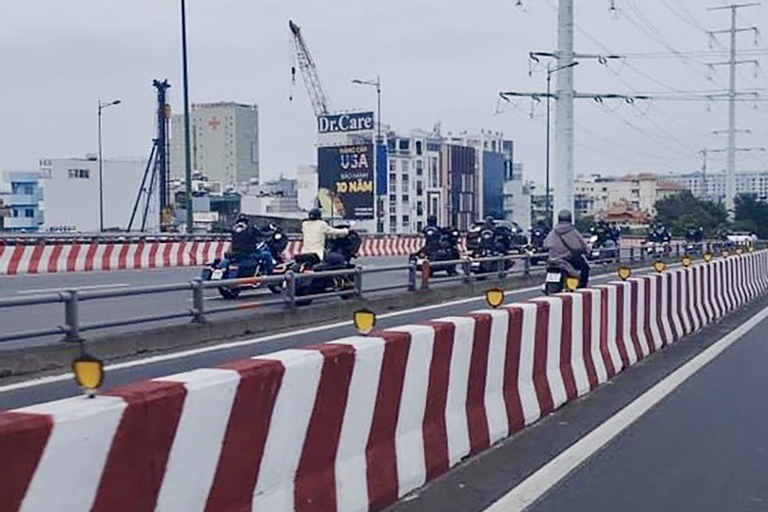 Xac minh de xu ly dan moto Harley di vao lan oto tren cau o TP.HCM hinh anh