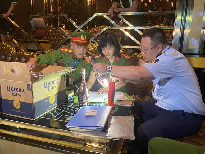 Phục vụ bóng cười,  Bar Hybra,  Mã Mây ảnh 1 Phuc vu bong cuoi,  Bar Hybra,  Ma May anh 1