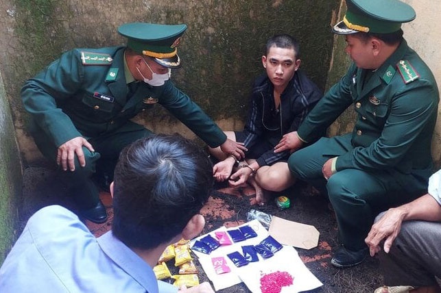 Bat giu ke van chuyen 2.000 vien ma tuy den can nha hoang o Quang Tri hinh anh