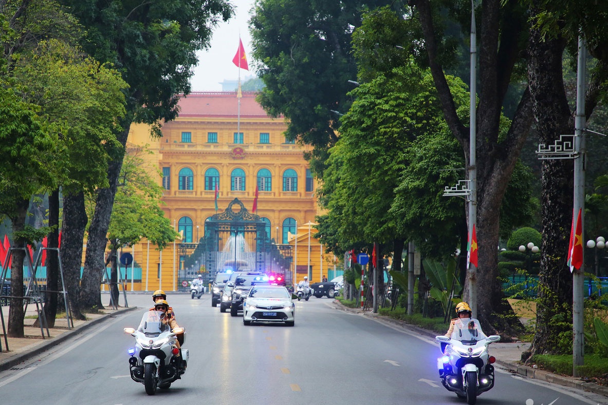 Cong an Ha Noi dien tap phuong an don, dan doan khach quoc te hinh anh