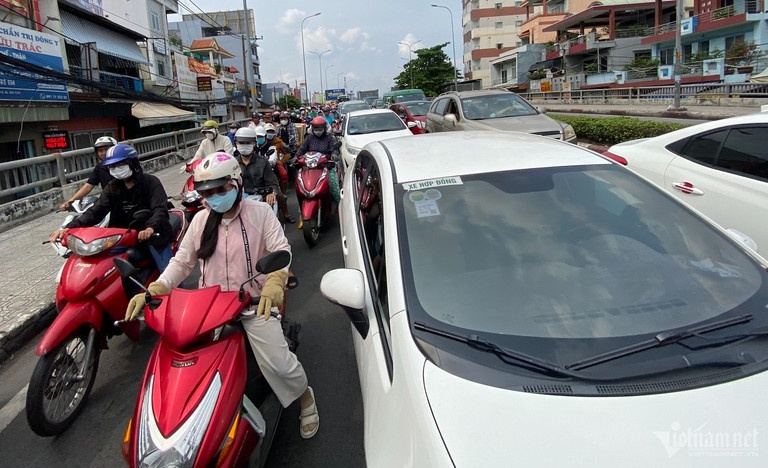 Cua ngo TP.HCM ket anh 1