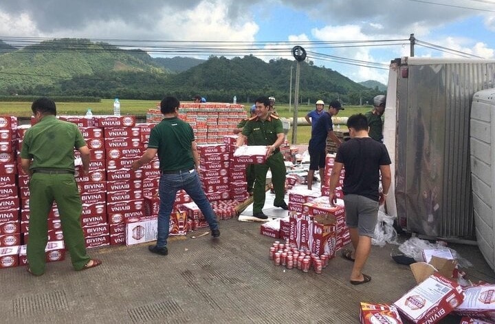 Cong an ho tro xe tai bi no lop hinh anh