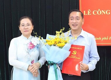 Ban Thuong vu Thanh uy TPHCM dieu dong, phan cong can bo hinh anh