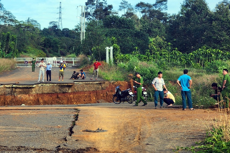 Nguoi dan ong tu vong sau khi roi xuong ho sut lun sau 2 m o Lam Dong hinh anh