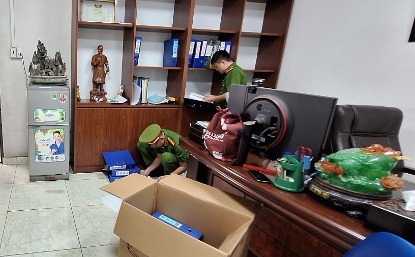 Canh sat kham xet trung tam dang kiem 50-04V o TP.HCM hinh anh