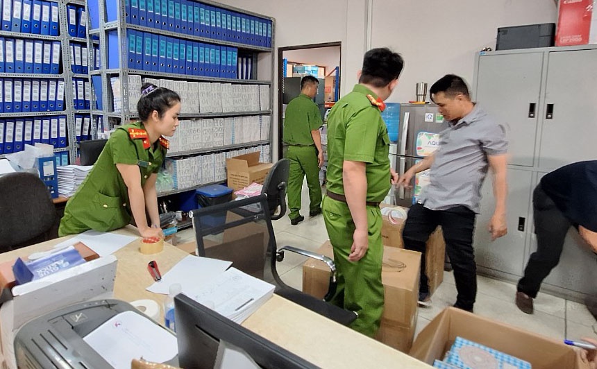 Khoi to giam doc, pho giam doc Trung tam dang kiem 50-04V o TP.HCM hinh anh