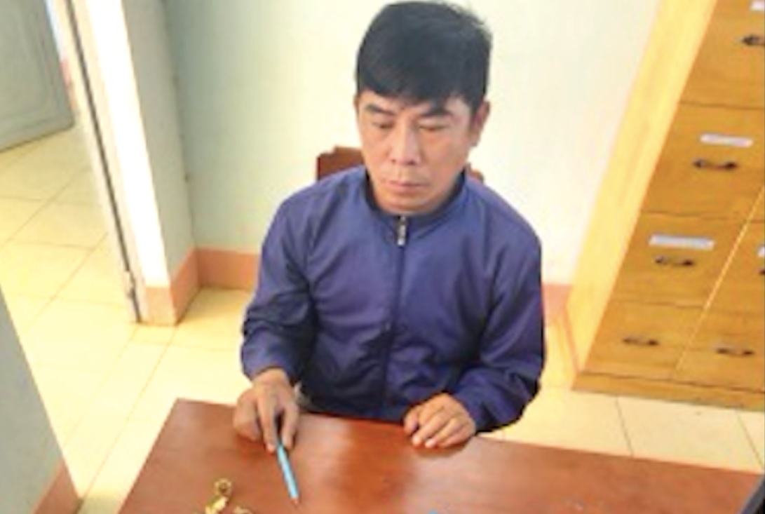 Len facebook dat mua tien gia roi mang ra cho tieu xai hinh anh