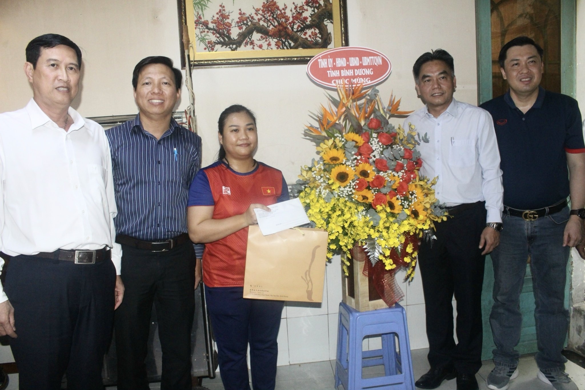 Lanh dao Binh Duong tham VDV dat HCV giai vo dich bi sat the gioi hinh anh