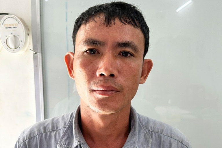 Khoi to doi tuong hat noi lau dang soi vao nguoi phu nu hinh anh