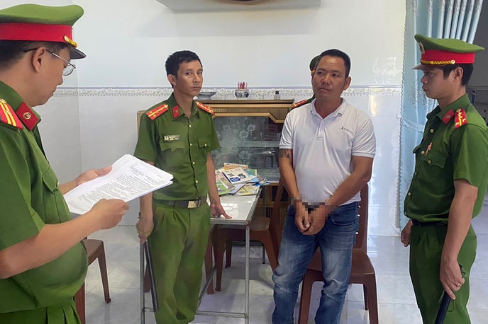 Khoi to nguoi danh con trai cua ban lam an vi mau thuan hinh anh