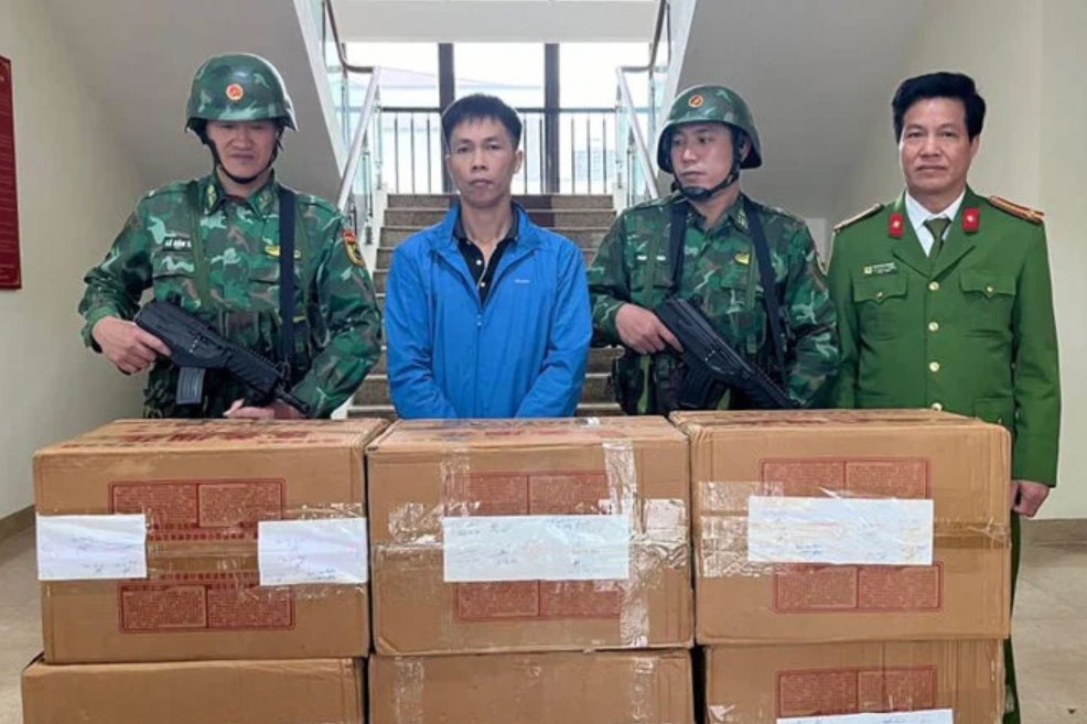Bat qua tang nguoi dan ong van chuyen hon 200 kg phao hinh anh