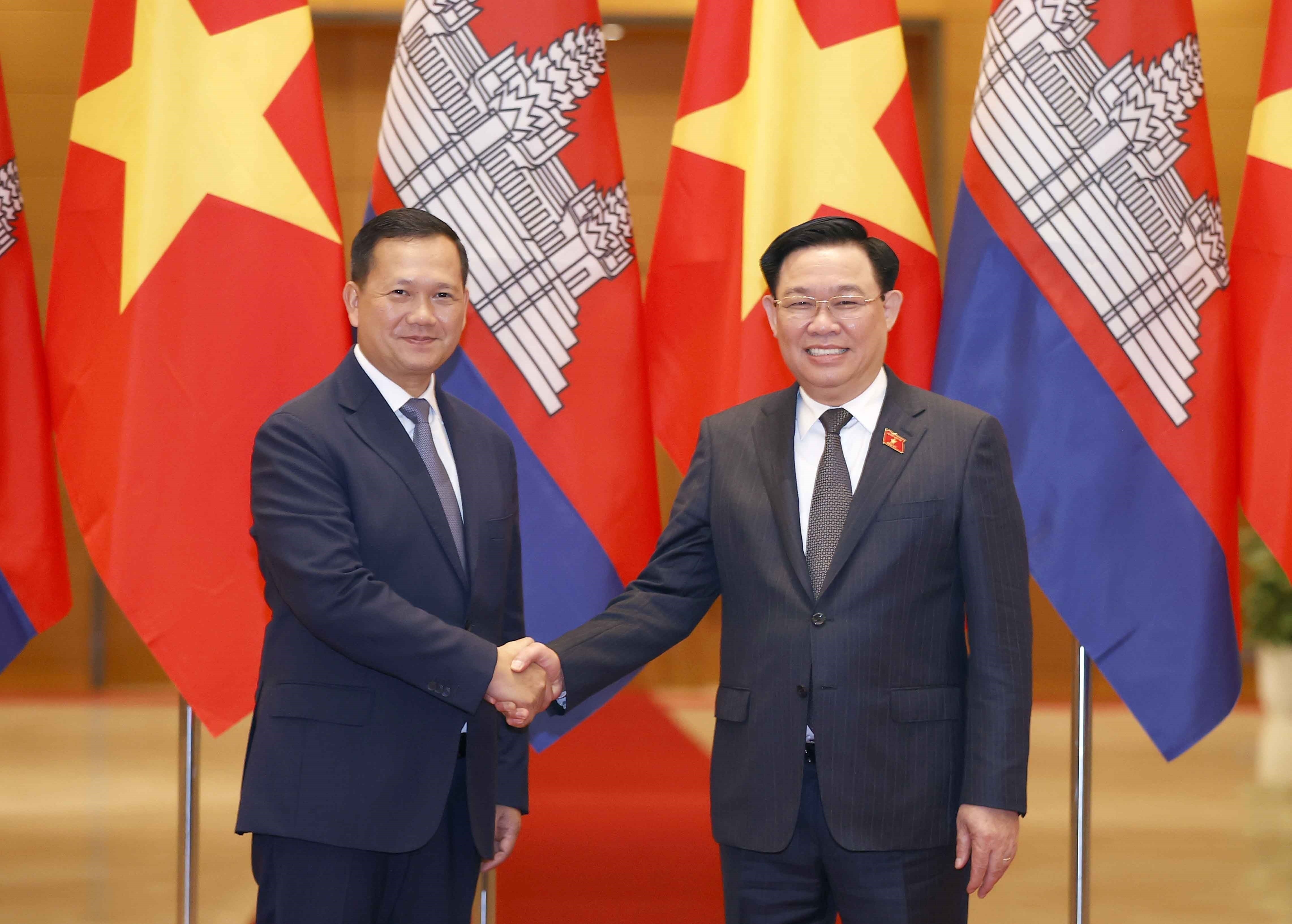 Chu tich Quoc hoi Vuong Dinh Hue hoi kien Thu tuong Campuchia hinh anh