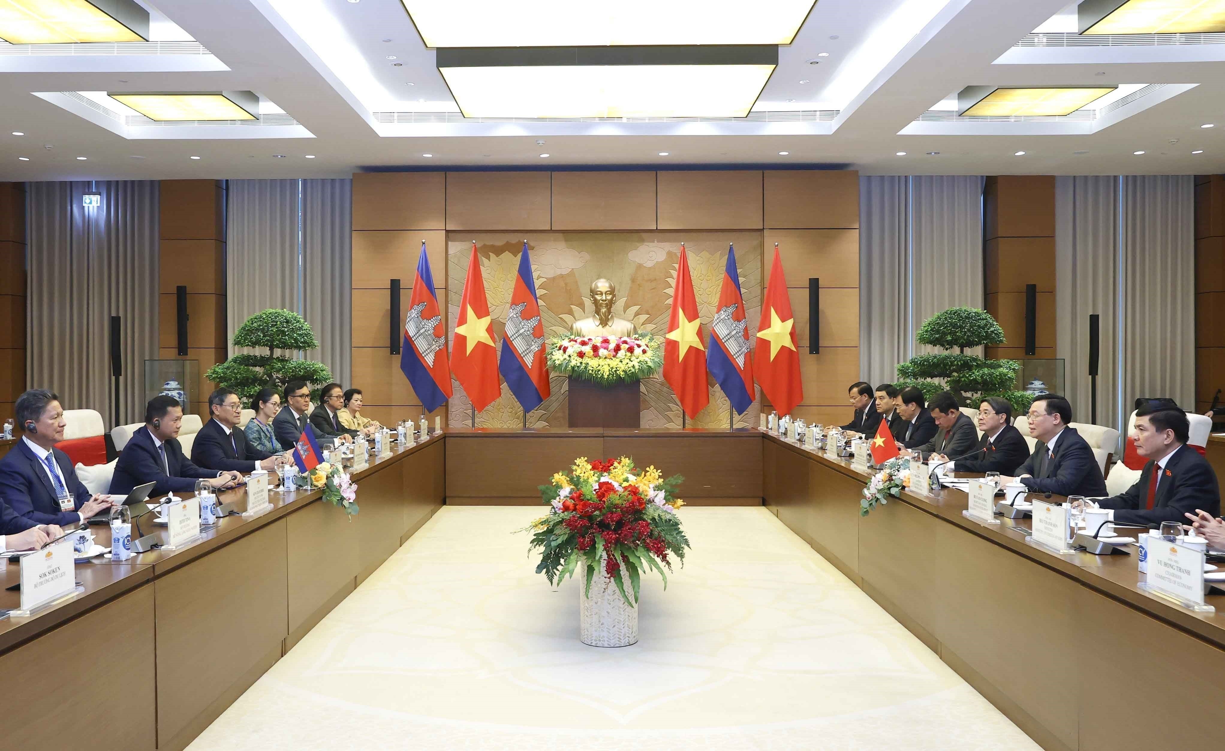 Chu tich Quoc hoi anh 6