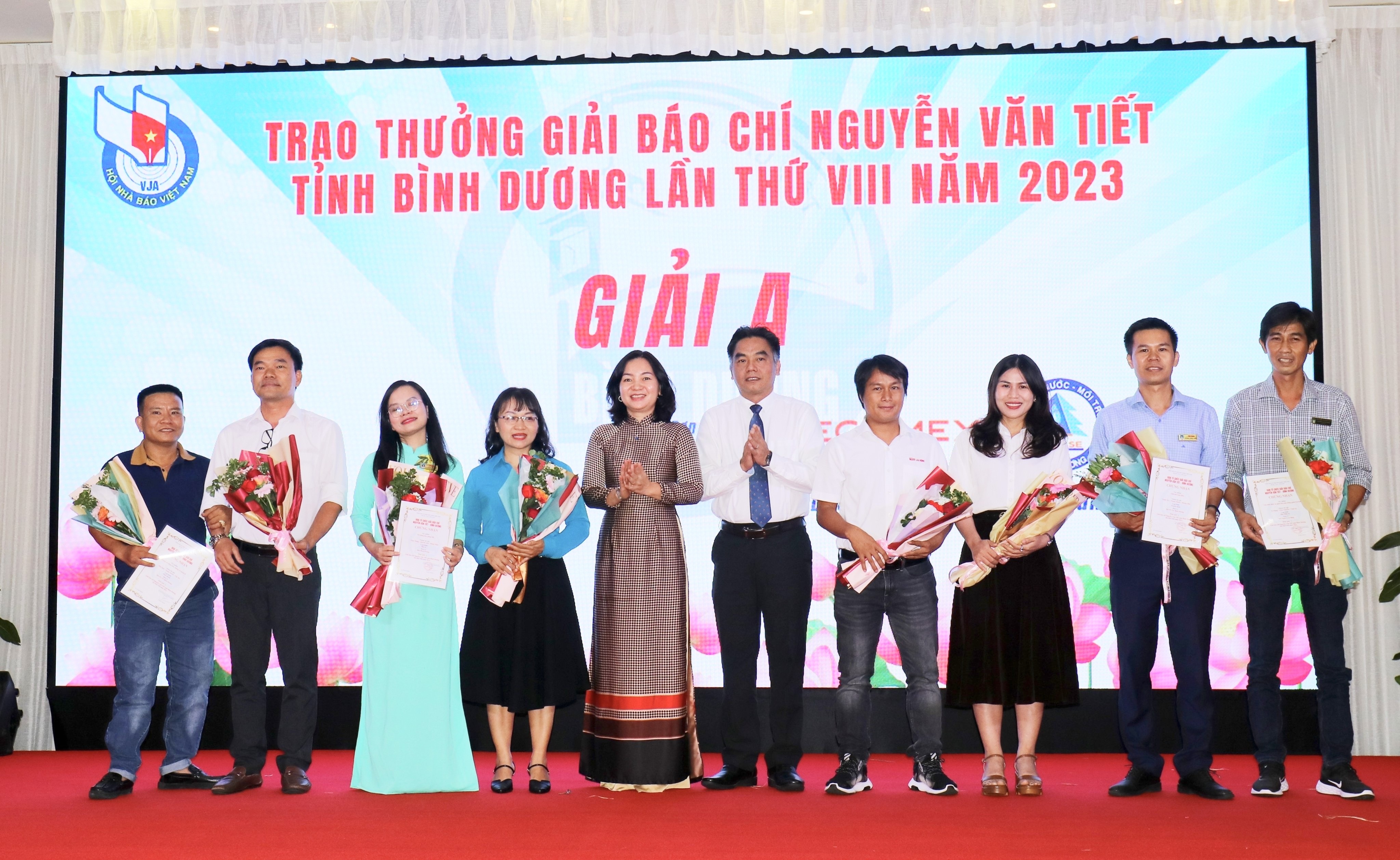 Nang muc thuong cua Giai bao chi Nguyen Van Tiet tinh Binh Duong hinh anh