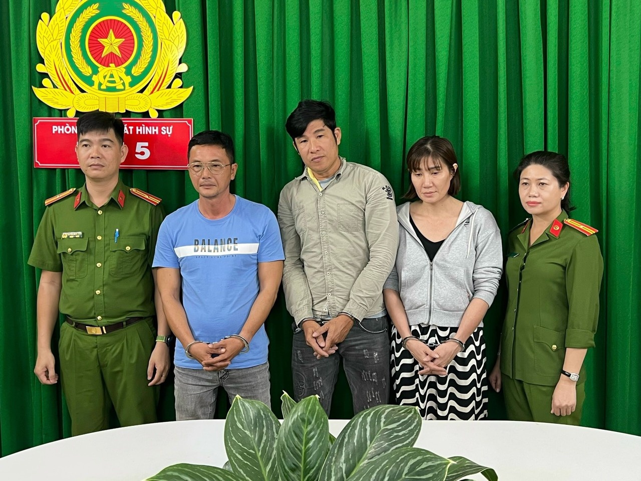 Bat nhom tin dung den anh 2