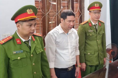 Bat tam giam giam doc kho bac huyen lua dao chiem doat tien ty hinh anh