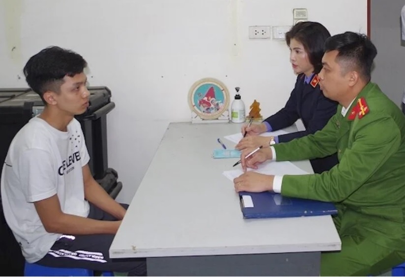 Tam giu thanh nien tron kiem tra nong do con, lai o to tong CSGT hinh anh