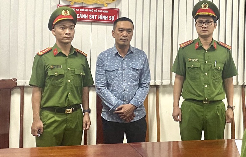 Gia can bo cong an, lua 9 ty dong cua nguoi phu nu o TP.HCM hinh anh