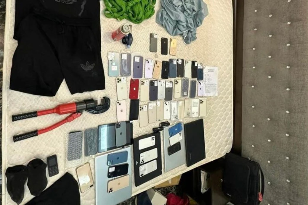 Tam giu ke trom 54 chiec dien thoai iPhone luc rang sang hinh anh