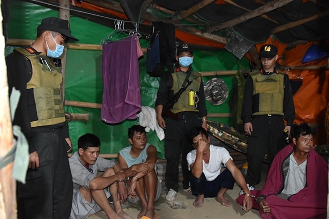 Khai thác vàng trái phép ảnh 2 Khai thac vang trai phep anh 2